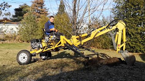 towable backhoe with hydraulic outriggers